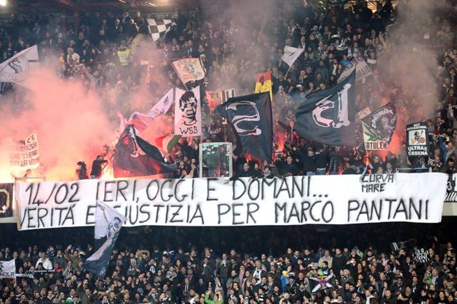 Il ricordo dei tifosi del Cesena a Marco Pantani prima del fischio d&#39;inizio, a undici anni dalla morte del Pirata. Lapresse